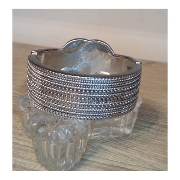 Silver tone knot textured metal clamp bracelet boho costume statement dressy. - Picture 3 of 3